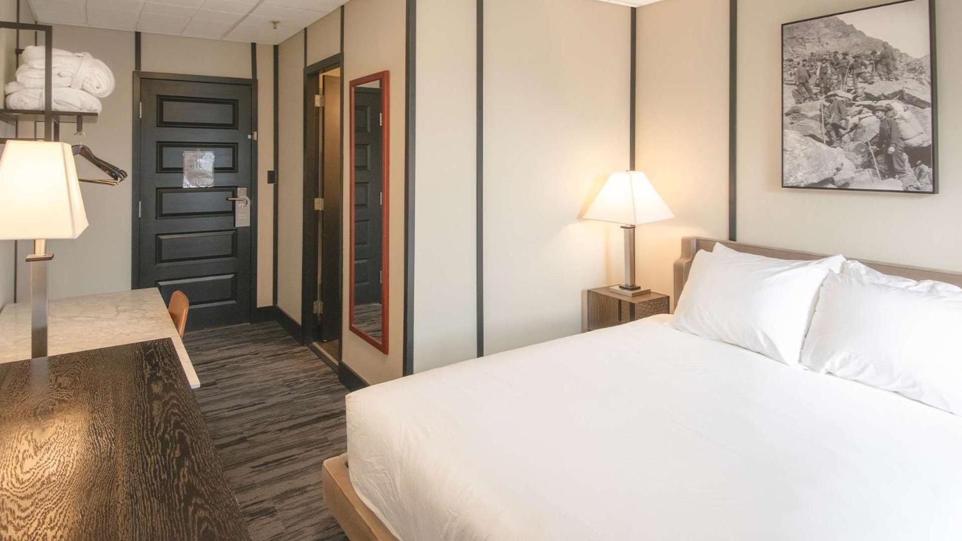 Midnight Sun, A Coast Hotel 道森市 外观 照片