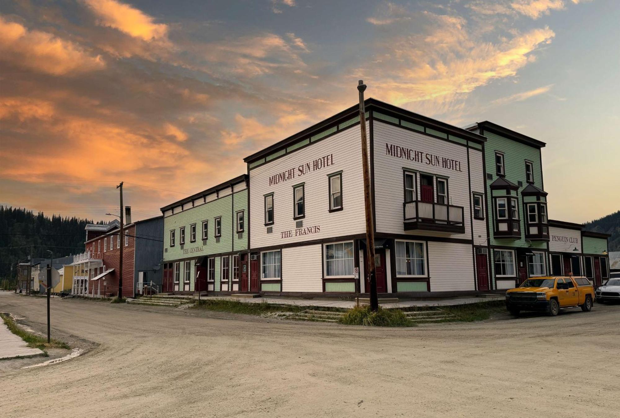 Midnight Sun, A Coast Hotel 道森市 外观 照片