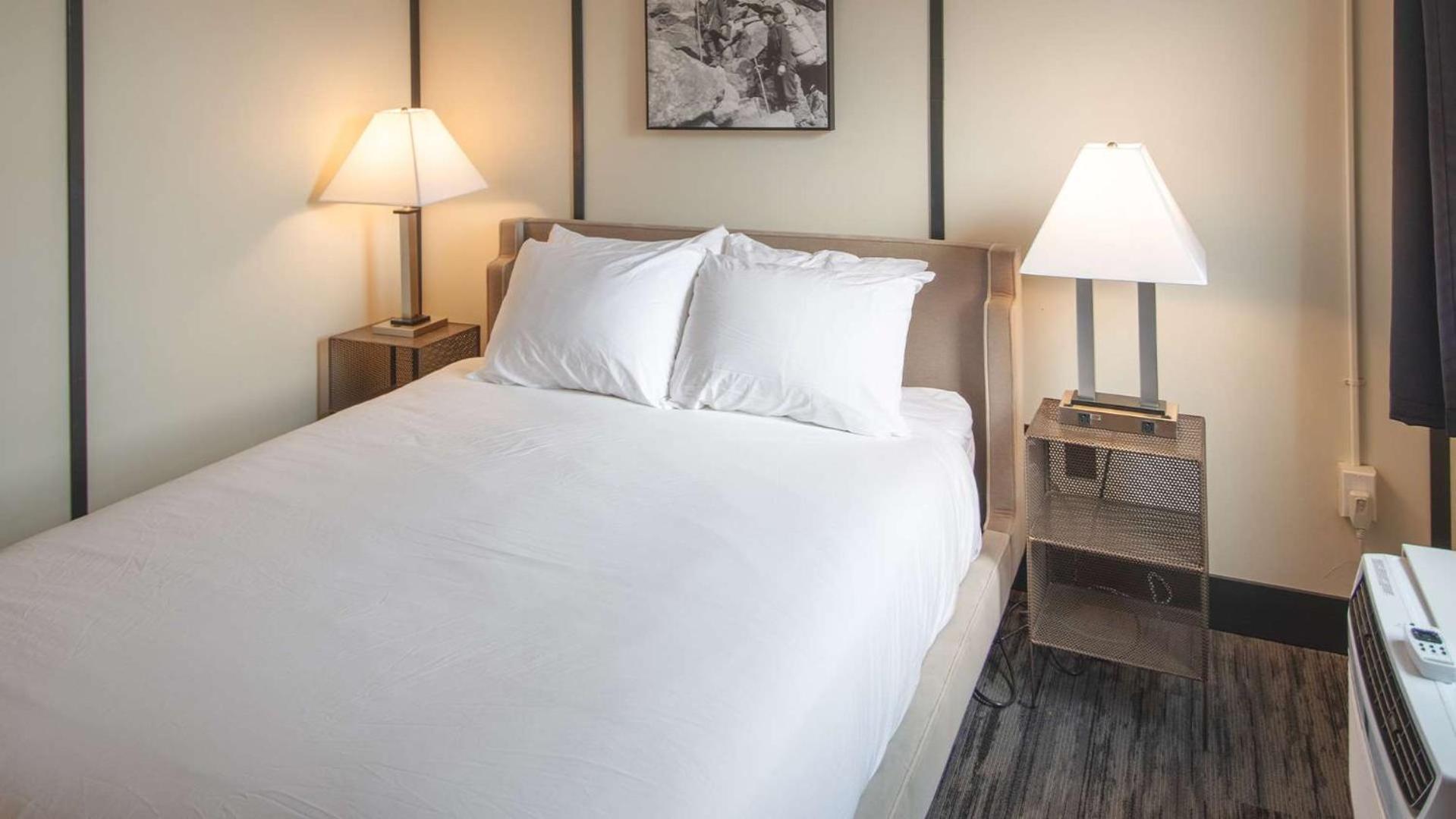 Midnight Sun, A Coast Hotel 道森市 外观 照片
