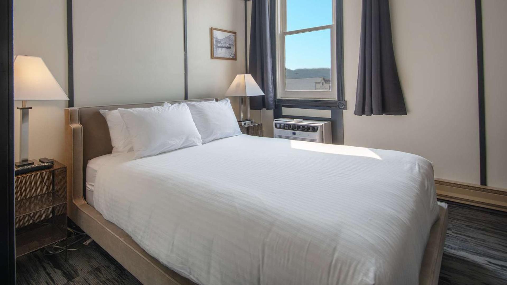 Midnight Sun, A Coast Hotel 道森市 外观 照片