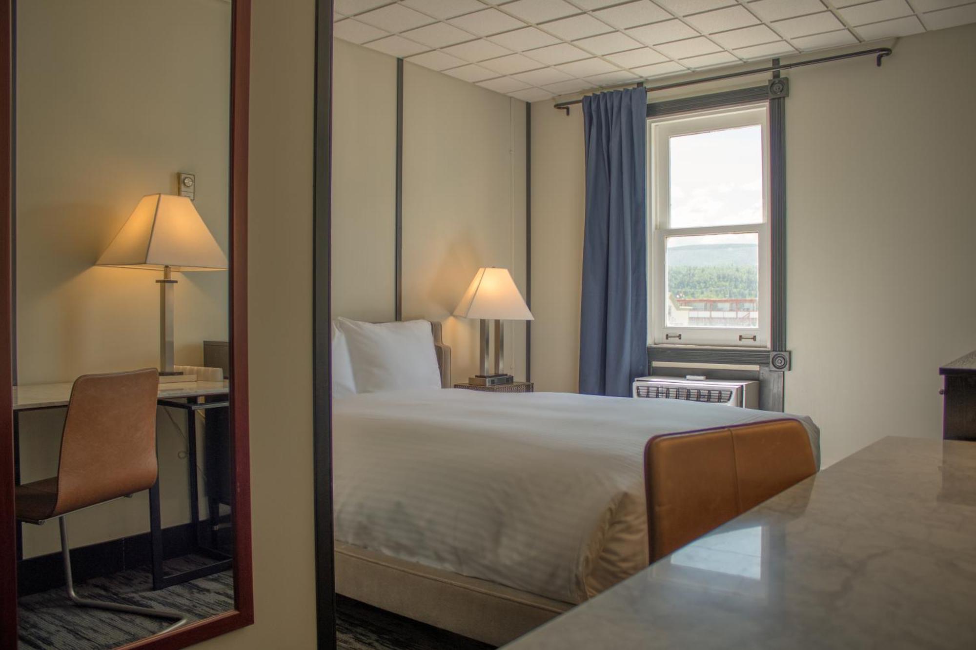Midnight Sun, A Coast Hotel 道森市 外观 照片