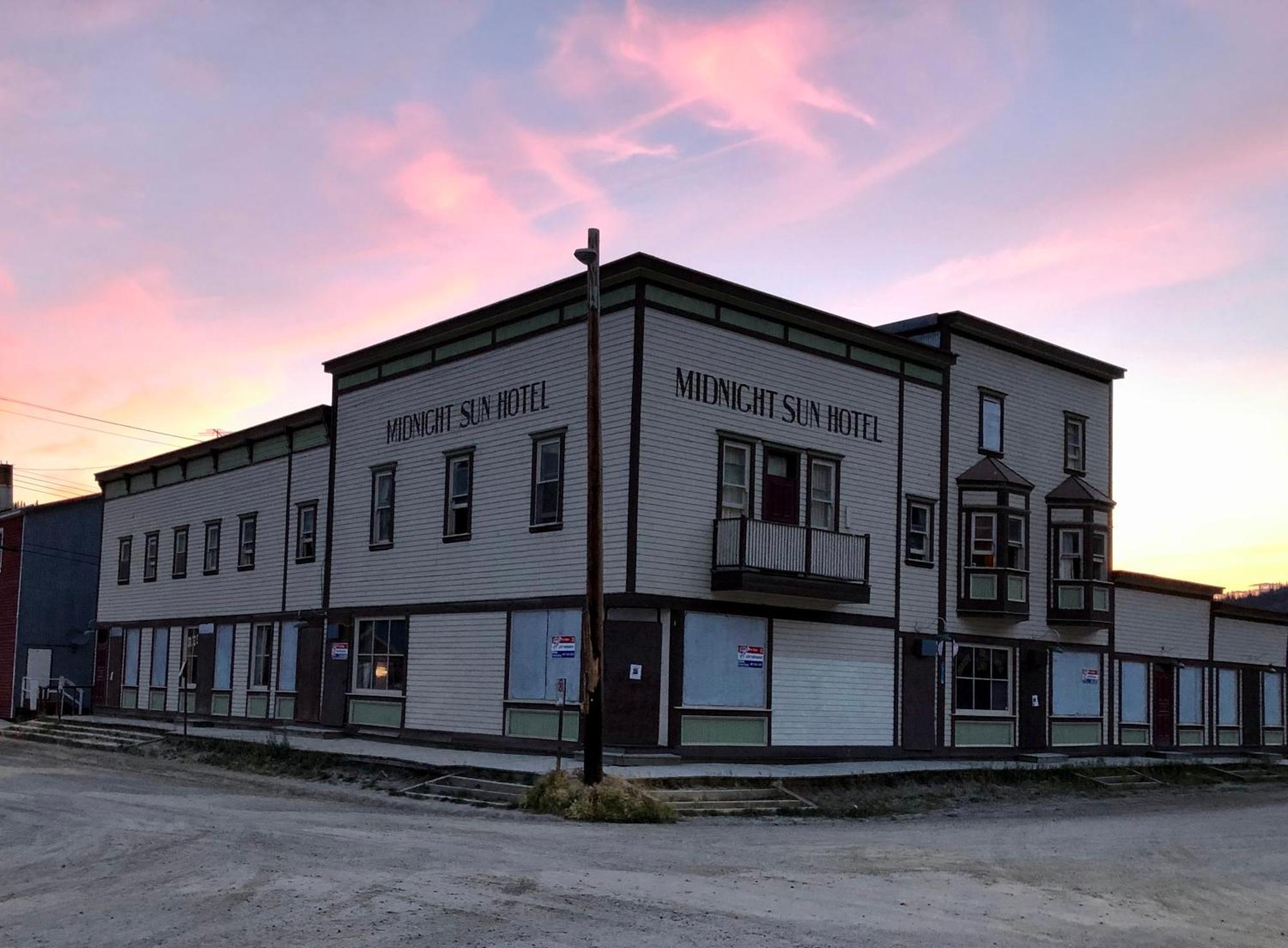 Midnight Sun, A Coast Hotel 道森市 外观 照片