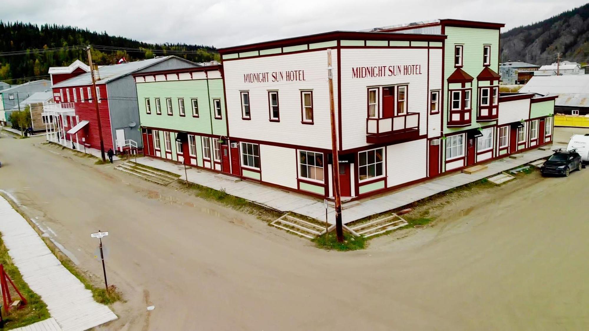 Midnight Sun, A Coast Hotel 道森市 外观 照片