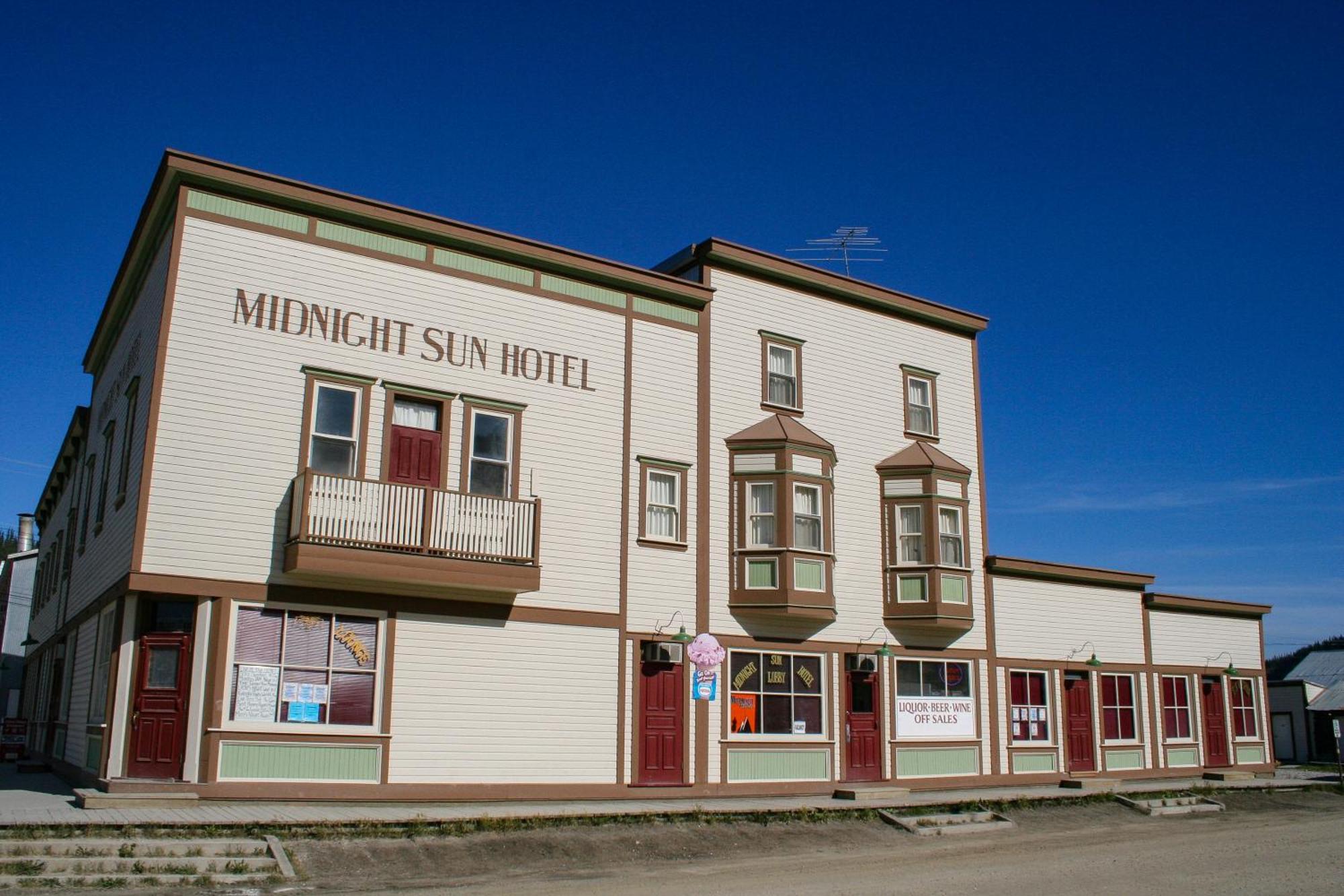 Midnight Sun, A Coast Hotel 道森市 外观 照片
